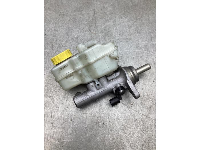 Master cylinder from a Skoda Fabia III Combi (NJ5) 1.0 TSI 12V 2018