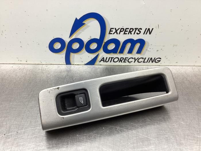 Usados Interruptor de ventanilla eléctrica Volvo V50 (MW) 2.4 20V Precio € 18,00 Norma de margen ofrecido por Gebr Opdam B.V.