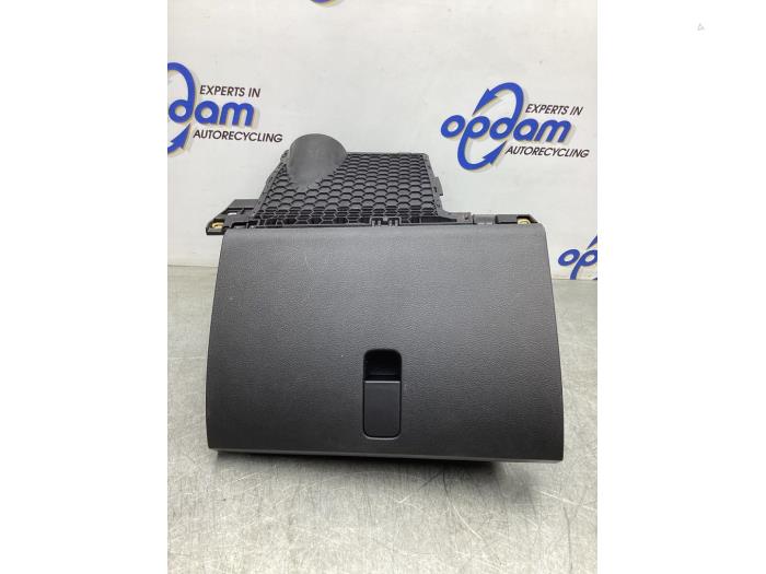 Begagnade Handskfack Skoda Fabia III Combi (NJ5) 1.0 TSI 12V Pris € 50,00 Marginaltabell erbjuds av Gebr Opdam B.V.