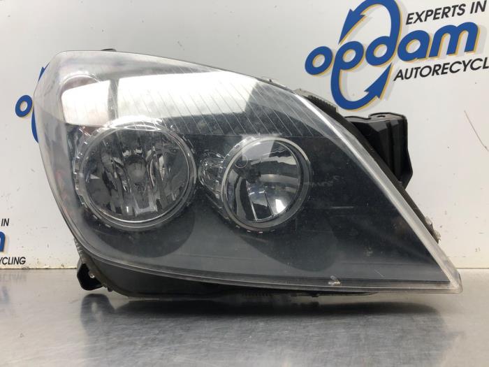 Headlight, right from a Opel Astra H GTC (L08) 1.4 16V Twinport 2005