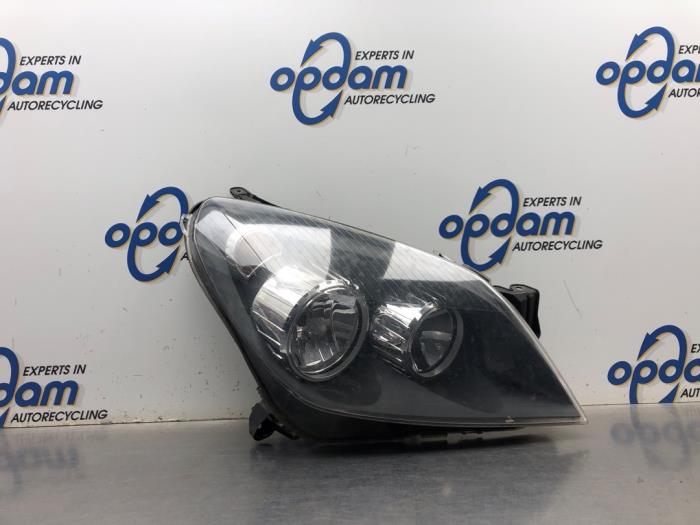 Headlight, right from a Opel Astra H GTC (L08) 1.4 16V Twinport 2005