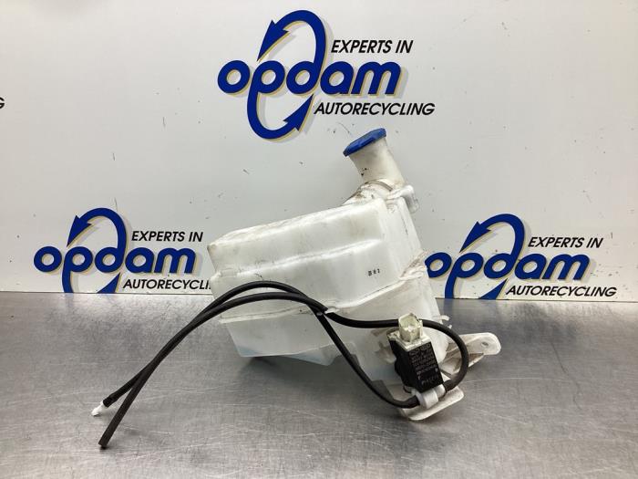 Front windscreen washer reservoir from a Kia Picanto (BA) 1.0 12V 2006
