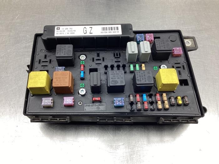 Fuse box Opel Astra H SW 1.6 16V Twinport - 13206752 HELLA