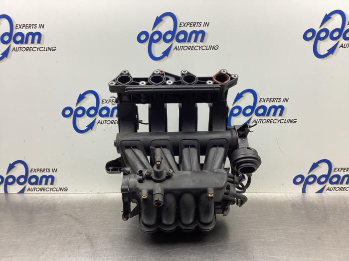 Intake manifold from a Mercedes-Benz A (W169) 1.7 A-170 5-Drs. 2007