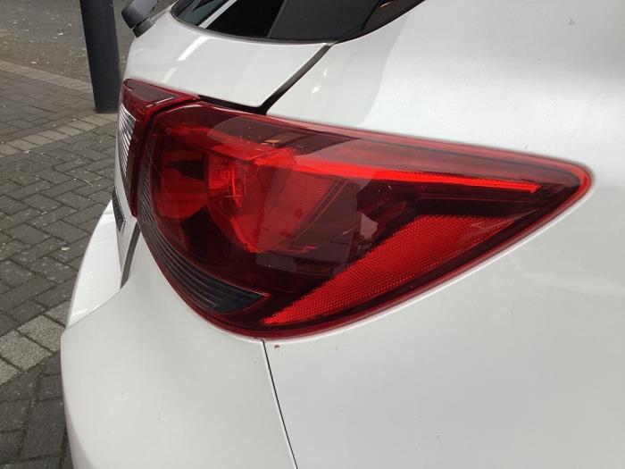 Taillight, right from a Mazda 2 (DJ/DL) 1.5 SkyActiv-G 90 2017