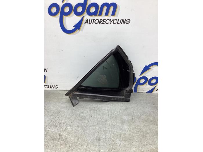 Usados Ventanilla triangular izquierda detrás Mazda 3 Sport (BP) 2.0 SkyActiv-X M Hybrid 16V Precio € 50,00 Norma de margen ofrecido por Gebr Opdam B.V.