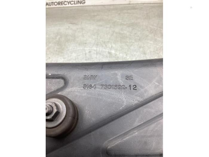 Lock plate from a BMW 2 serie Active Tourer (F45) 218d 2.0 TwinPower Turbo 16V 2015