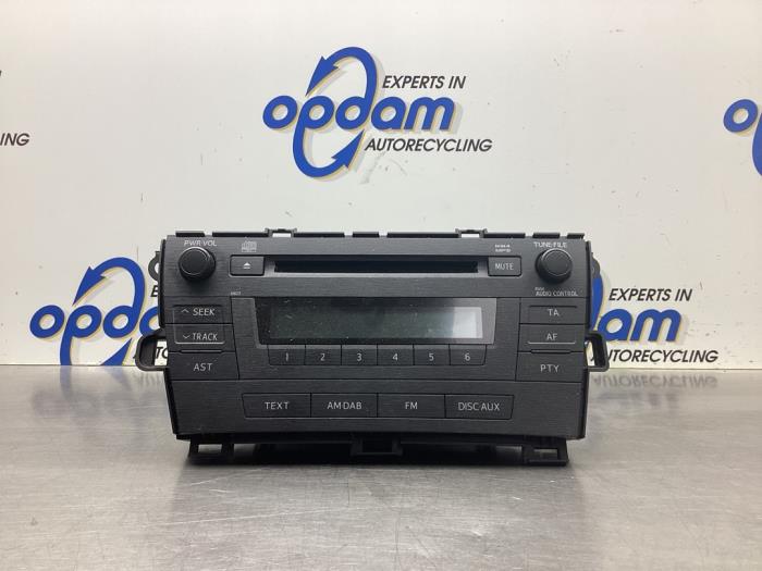 Radio/CD player (miscellaneous) from a Toyota Prius (ZVW3) 1.8 16V 2010