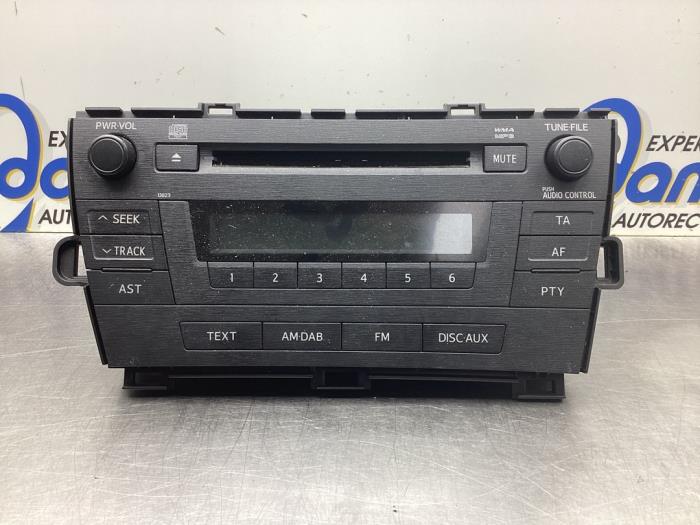 Reproductor de radio y CD (varios) de un Toyota Prius (ZVW3) 1.8 16V 2010