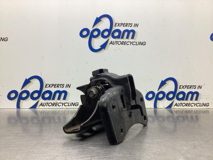 Engine mount from a Toyota Prius (ZVW3) 1.8 16V 2010