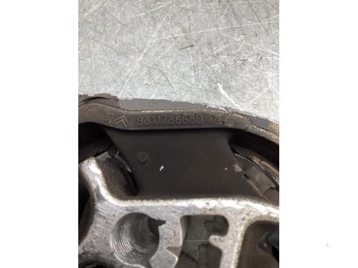Engine mount from a Peugeot 3008 II (M4/MC/MJ/MR) 1.2 12V e-THP PureTech 130 2018