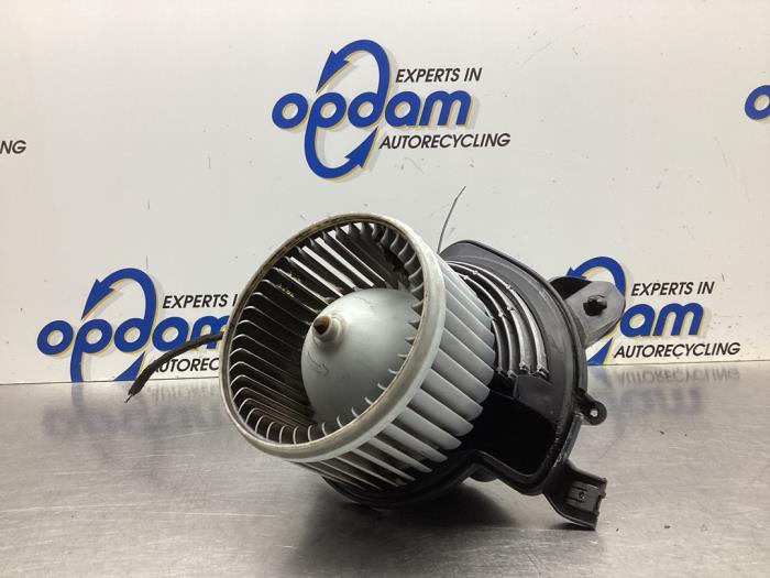 Heating and ventilation fan motor from a Fiat Punto III (199) 0.9 TwinAir 2012