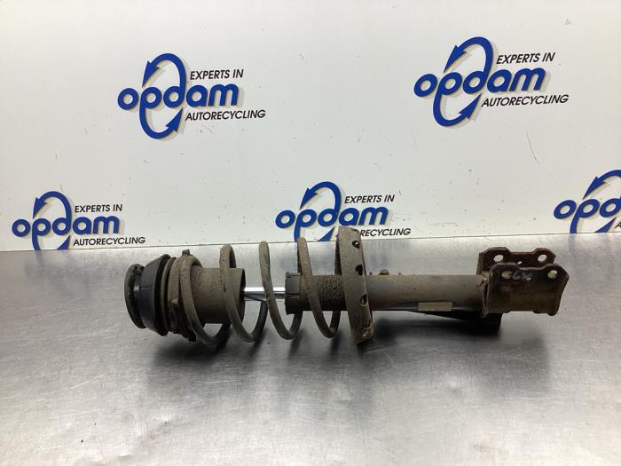Front shock absorber rod, left from a Opel Astra G (F08/48) 1.6 16V 2000
