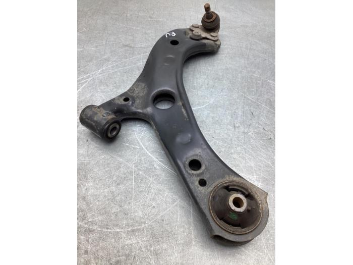 Front lower wishbone, right from a Toyota Corolla Touring Sport (E21/EH1) 1.8 16V Hybrid 2020