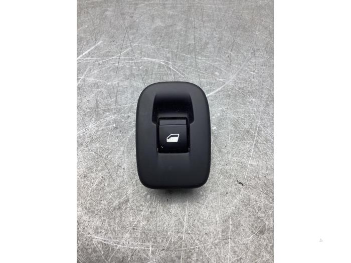 Usados Interruptor de ventanilla eléctrica Peugeot 208 I (CA/CC/CK/CL) 1.2 Vti 12V PureTech 82 Precio € 15,00 Norma de margen ofrecido por Gebr Opdam B.V.