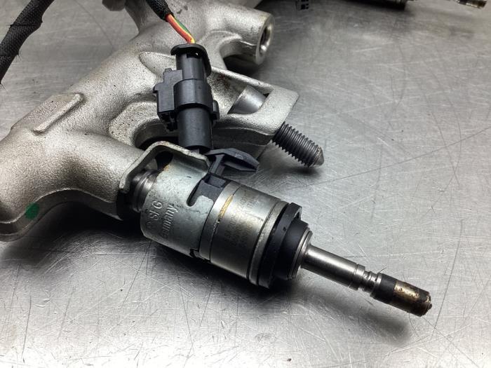 Injector (petrol injection) from a Volkswagen Golf VIII (CD1) 2.0 GTI 16V 2021