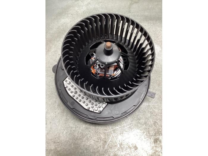 Motor de ventilador de calefactor de un Volkswagen Caddy Cargo V (SBA/SBH) 2.0 TDI BlueMotionTechnology 2022