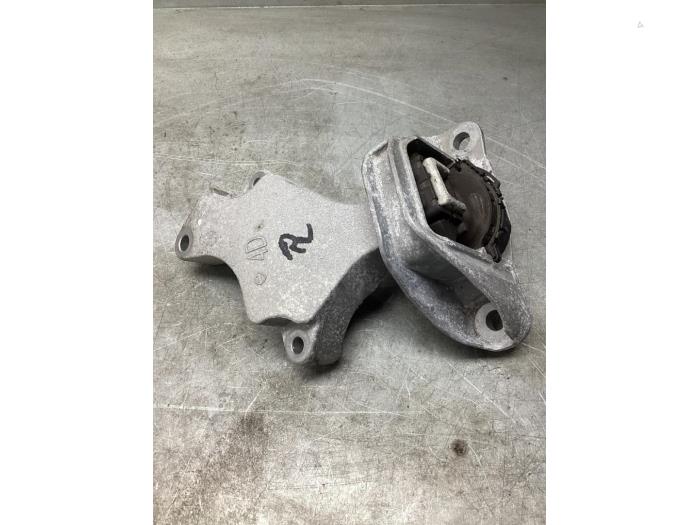 Usagé Support moteur Nissan Micra (K14) 1.0 IG-T 100 Prix € 30,00 Règlement à la marge proposé par Gebr Opdam B.V.