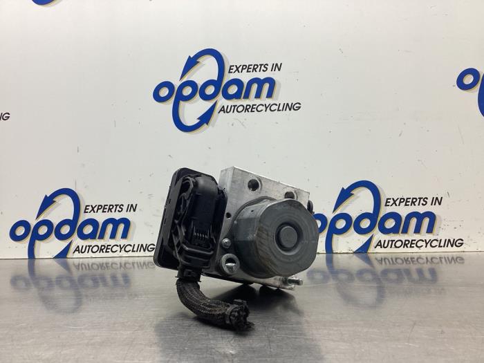 Gebrauchte ABS Pumpe Mercedes A (W176) 1.6 A-160 16V Preis € 180,00 Margenregelung angeboten von Gebr Opdam B.V.