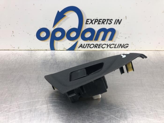 Usados Interruptor de ventanilla eléctrica Peugeot 108 1.0 12V VVT-i Precio € 18,00 Norma de margen ofrecido por Gebr Opdam B.V.