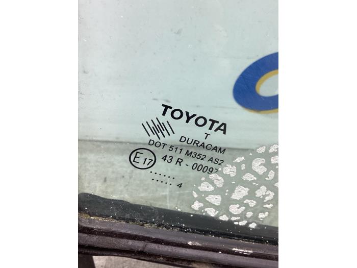 Ventanilla triangular derecha delante de un Toyota Yaris III (P13) 1.33 16V Dual VVT-I 2014