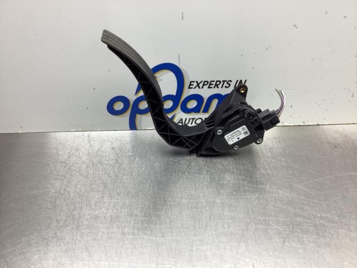 Accelerator pedal from a Renault Clio IV Estate/Grandtour (7R) 0.9 Energy TCE 12V 2015