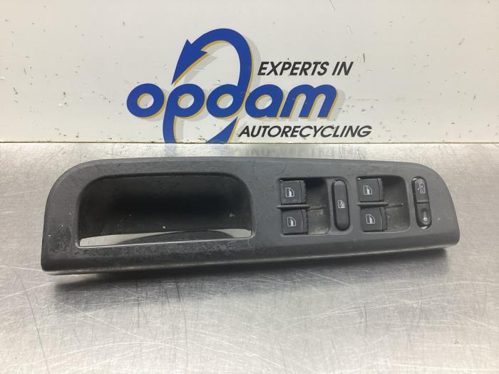 Usados Interruptor de ventanilla eléctrica Volkswagen Passat Variant (3B6) 2.0 20V Precio € 45,00 Norma de margen ofrecido por Gebr Opdam B.V.