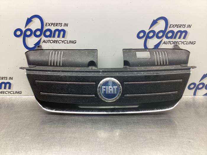 Używane Grill Fiat Idea (350AX) 1.4 16V Cena € 32,00 Procedura marży oferowane przez Gebr Opdam B.V.