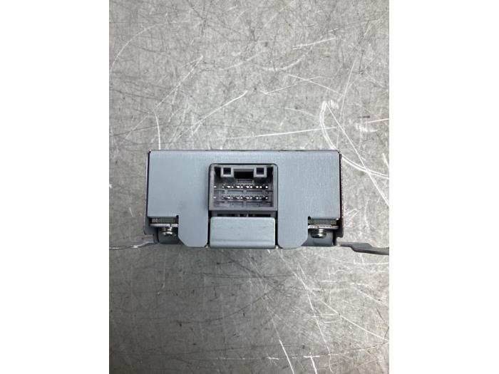 Radio capacitor from a Mazda CX-5 (KF) 2.0 SkyActiv-G 165 16V 2WD 2019