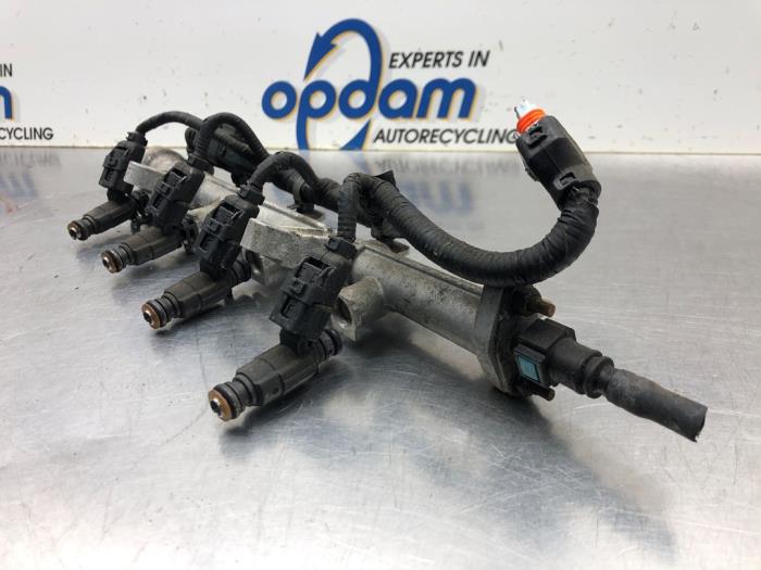 Injector (petrol injection) from a Hyundai Getz 1.4i 16V 2006