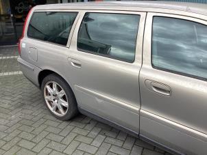 Używane Drzwi prawe tylne wersja 4-drzwiowa Volvo V70 (SW) 2.4 D5 20V Cena € 100,00 Procedura marży oferowane przez Gebr Opdam B.V.