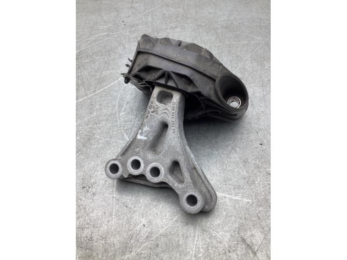 Usagé Support moteur Opel Crossland (X) 1.2 12V Euro 6 Prix € 20,00 Règlement à la marge proposé par Gebr Opdam B.V.
