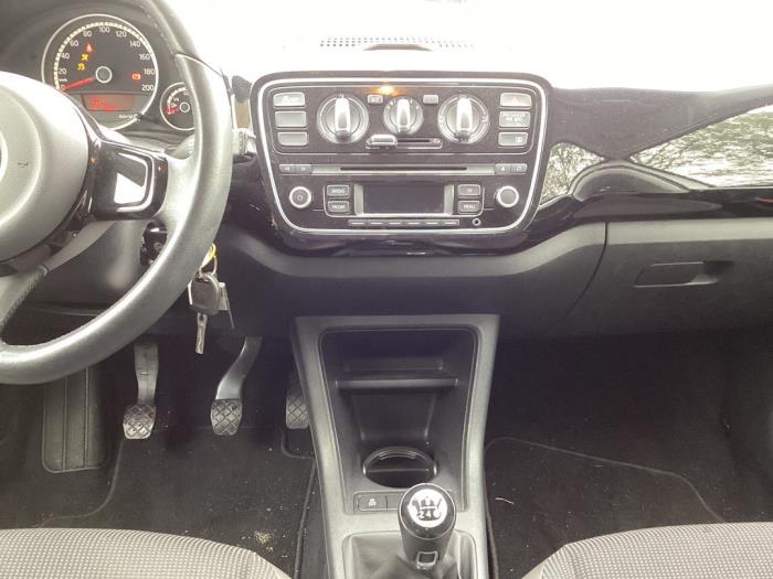 Radio CD player from a Volkswagen Up! (121) 1.0 12V 60 2014