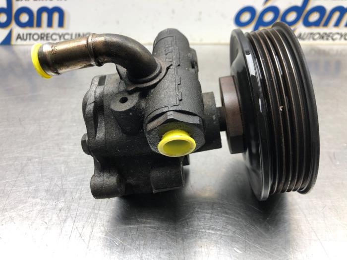 Power steering pump from a Volkswagen Lupo (6X1) 1.4 16V 75 2004