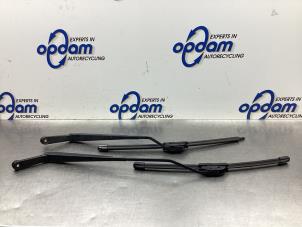 Used Front wiper arm Opel Agila (A) 1.2 16V Price € 35,00 Margin scheme offered by Gebr Opdam B.V.