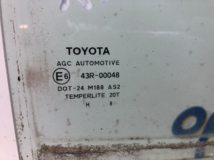 Vitre portière 4portes arrière droite d'un Toyota Yaris II (P9) 1.33 16V Dual VVT-I 2010