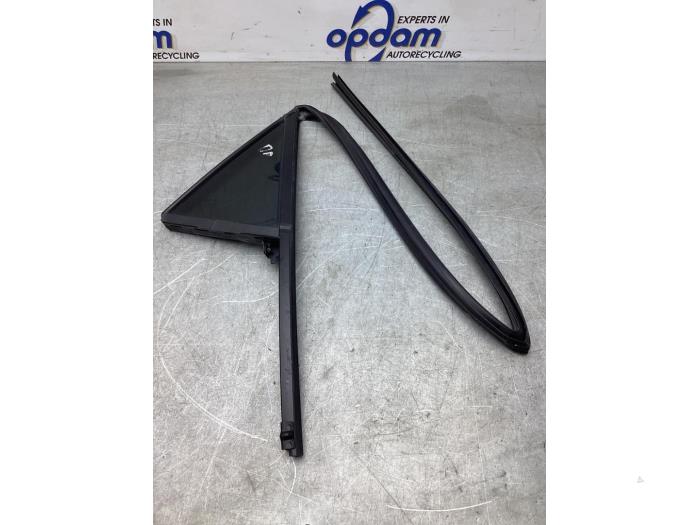 Usados Ventanilla triangular derecha detrás Kia Stonic (YB) 1.0i T-GDi 12V Precio € 60,00 Norma de margen ofrecido por Gebr Opdam B.V.
