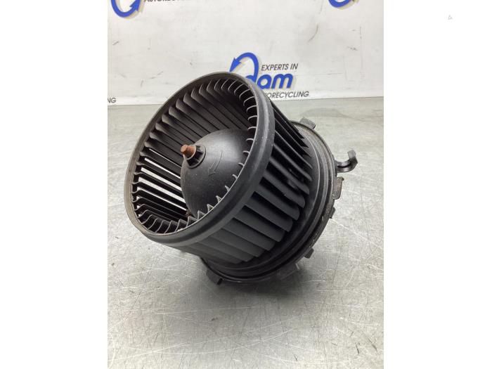 Heating and ventilation fan motor from a Fiat Ducato (250) 2.3 D 150 Multijet 2018
