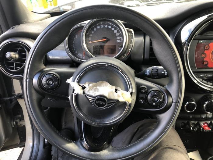 Używane Kierownica Mini Mini (F55) 1.5 12V Cooper Cena € 225,00 Procedura marży oferowane przez Gebr Opdam B.V.