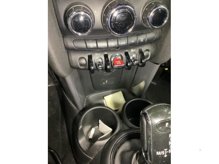 Używane Zlacze AUX/USB Mini Mini (F55) 1.5 12V Cooper Cena € 27,00 Procedura marży oferowane przez Gebr Opdam B.V.