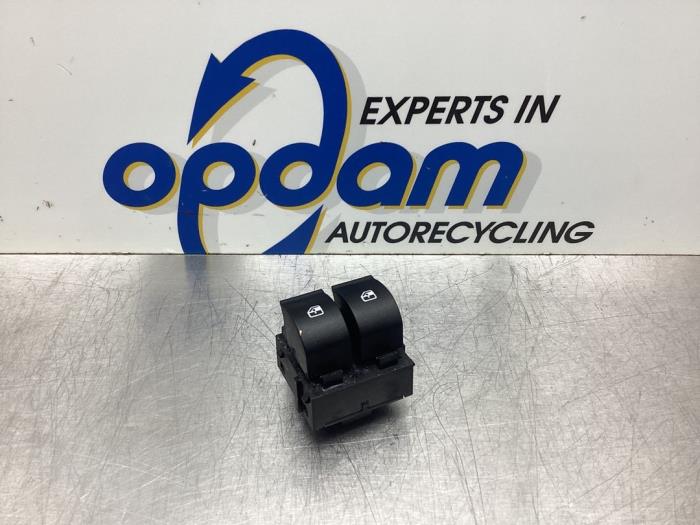 Usados Interruptor de ventanilla eléctrica Lancia Ypsilon (312) 0.9 TwinAir 80 Precio € 32,00 Norma de margen ofrecido por Gebr Opdam B.V.