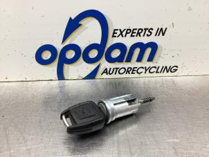 Used Ignition lock + key Opel Astra G (F69) 1.6 16V Price € 50,00 Margin scheme offered by Gebr Opdam B.V.