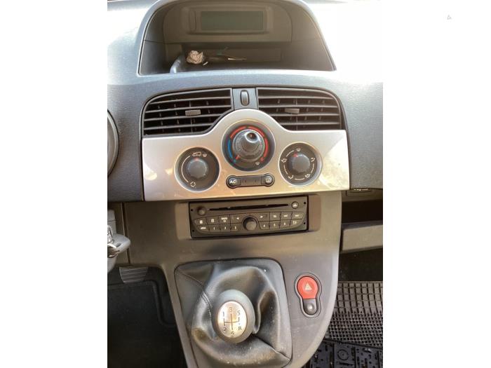 Radio CD player from a Renault Kangoo/Grand Kangoo (KW) 1.6 16V 2012