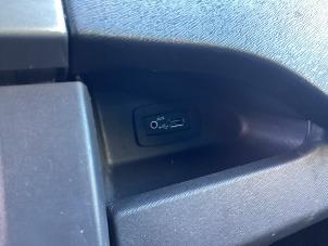 Używane Zlacze AUX/USB Renault Kangoo/Grand Kangoo (KW) 1.6 16V Cena na żądanie oferowane przez Gebr Opdam B.V.