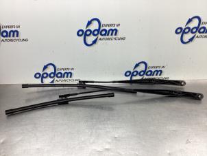 Used Front wiper arm Skoda Octavia Combi (1Z5) 1.6 MPI Price € 30,00 Margin scheme offered by Gebr Opdam B.V.