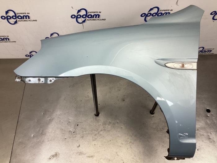 Front wing, left from a Hyundai Accent 1.4i 16V 2009