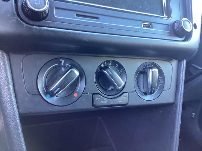 Panneau de commandes chauffage d'un Volkswagen Polo V (6R) 1.2 TDI 12V BlueMotion 2012