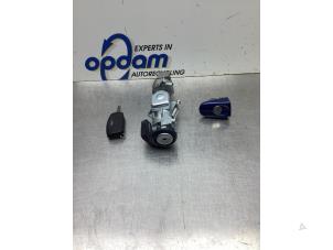 Usados Cilindro de juego de cerraduras (completo) Ford C-Max (DM2) 1.6 16V Precio € 75,00 Norma de margen ofrecido por Gebr Opdam B.V.