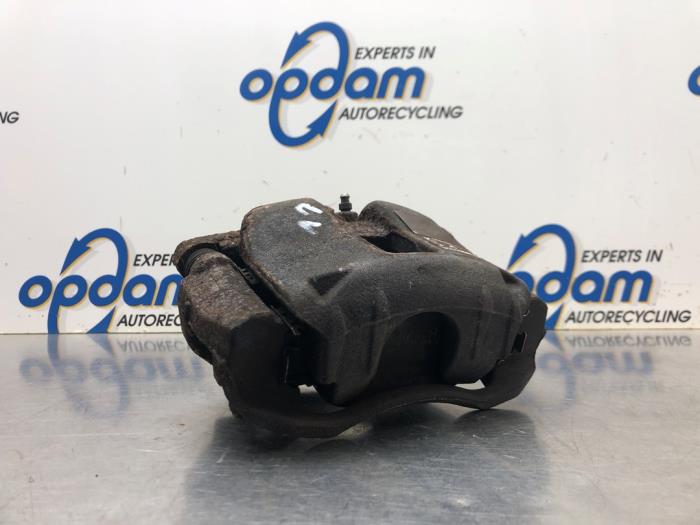 Gebrauchte Bremszange links vorne Peugeot 207/207+ (WA/WC/WM) 1.4 16V VTi Preis € 45,00 Margenregelung angeboten von Gebr Opdam B.V.