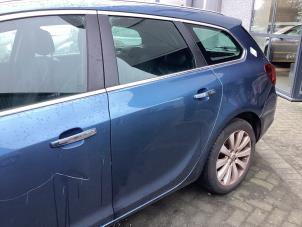 Begagnade Bakdörr, 4-dörrars, vänster Opel Astra J Sports Tourer (PD8/PE8/PF8) 1.4 Turbo 16V Pris € 300,00 Marginaltabell erbjuds av Gebr Opdam B.V.